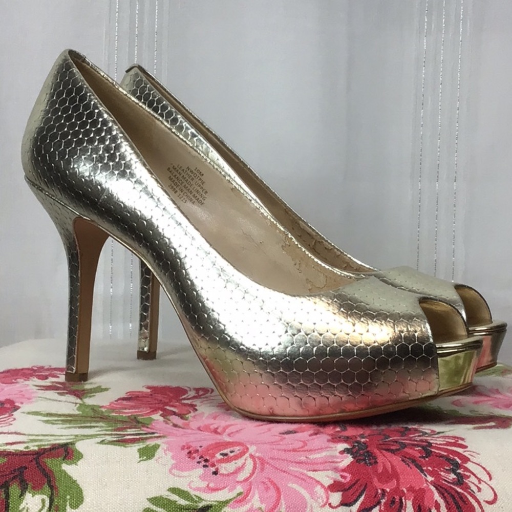 Nine West QTPIE Leather Metallic Gold Snake Print Platform Peep Toe Heels Sz.10
